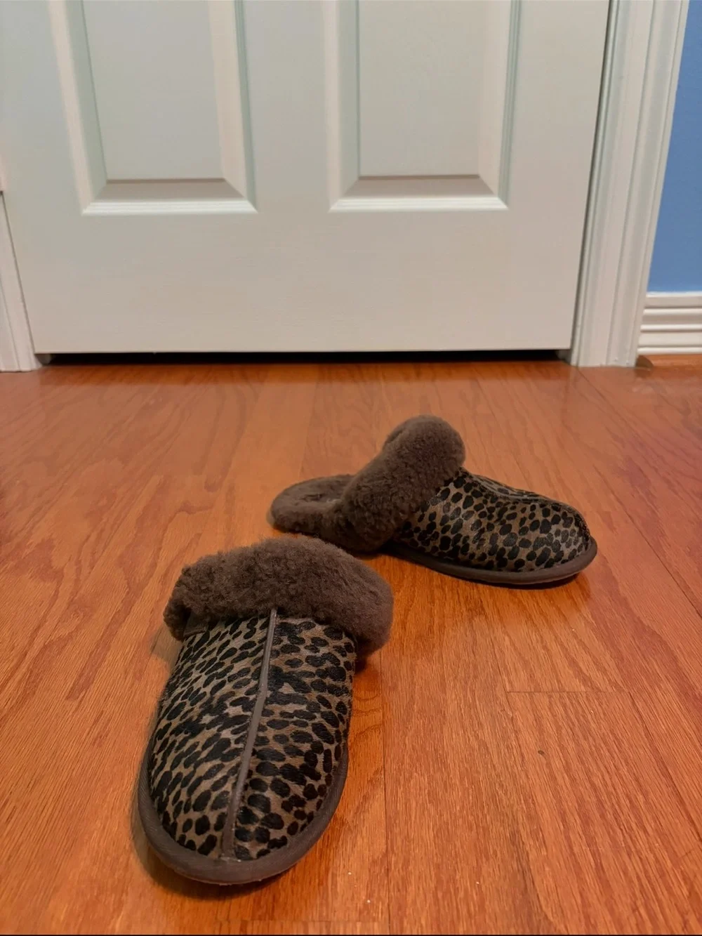UGG Scuffette II Leopard Shearling Slippers Women's Size 9 - Picture 4 of 11